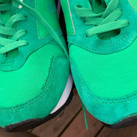 Brooks green and blue tennis shoe. Size 10.5 - Picture 9 of 14